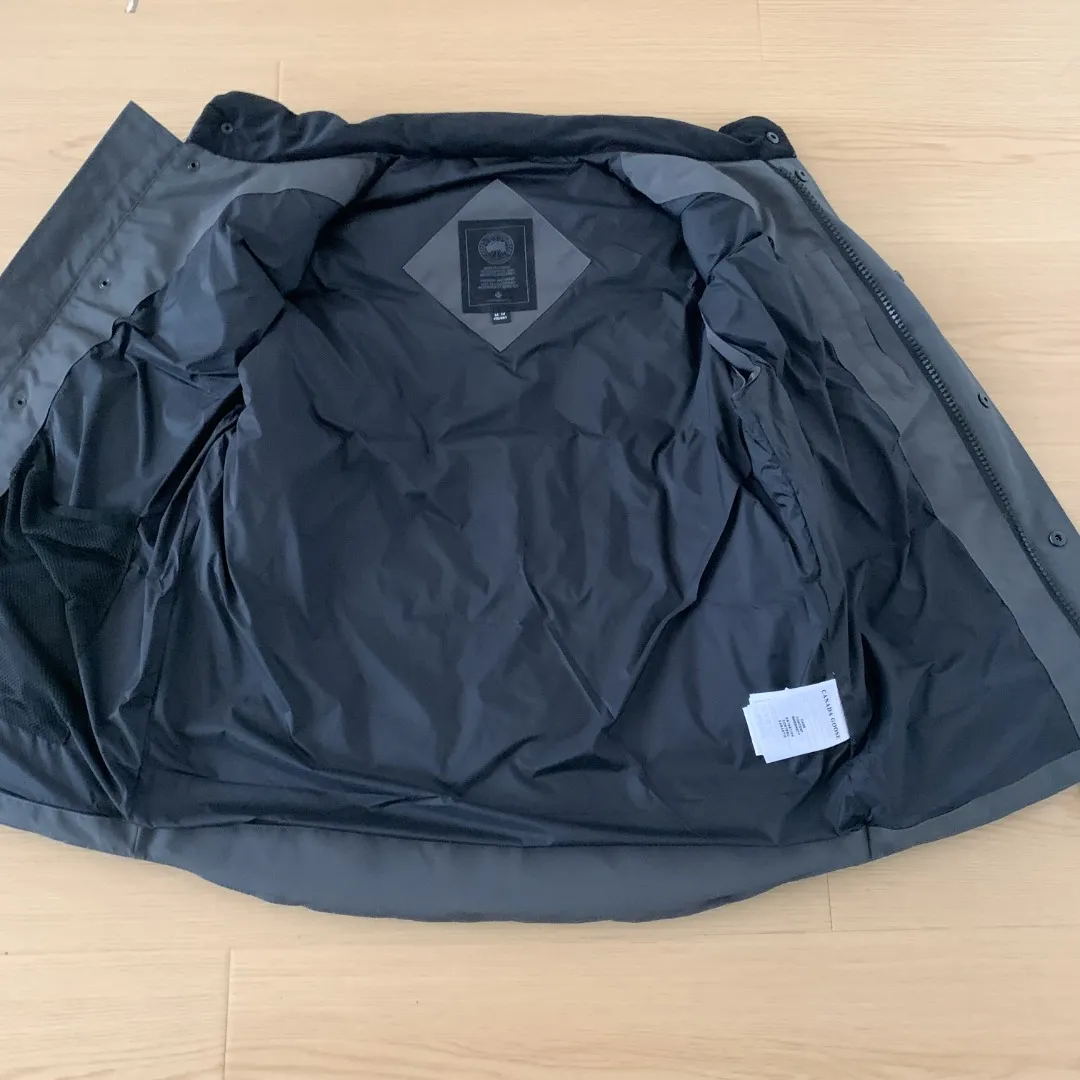 Style number: Y 138 𝑪𝒂𝒏𝒂𝒅𝒂 𝑮𝒐𝒐𝒔𝒆Canada Goose counter level! Canadagoose/Canada Goose New Arrival "2078APPSeries" down vest for men and women Material list: 1⃣ Original custom-made double plain 9500-100% nylon nylon fabric 2⃣ Original YKK zipper, non-sub-factory product 3⃣ National standard 80% white duck down from Guangzhou Inspection, (zp uses 80% white duck down/any boasts of 90% are fake) Material analysis characteristics: 1⃣ Original factory/9500-100% nylon 100% nylon Lurex yarn is actually 100% nylon, which is rarely pure now. Most of them are mixed with cotton thread or polyester. Our top original version is developed in accordance with ZP and uses the same material. 2⃣ As we all know, the original version uses 80% white duck down. The fill power refers to the cubic inches of volume occupied by each ounce (30 grams) of down under certain conditions. If the space occupied by one ounce of down is cubic inches, the fill power of the down is called . So we can simply understand it as: fill power is the volume of down, and the volume of down is fill power. The higher the fill power of down, it means that under the same filling amount, down can fix a larger volume of air layer to keep warm and insulate, so the warmth retention of down is better. Size:XS-2XL Color: Navy Blue Beige Gray Black Label Gray Red Label Black Red Label Black Black Label Red Blue Pink